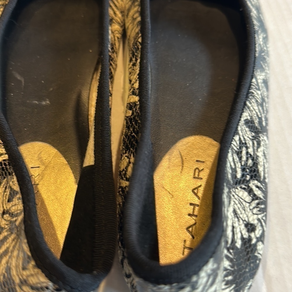 Tahari Blossom flat pointy shoe with bow in black and floral off white flowers - Picture 6 of 8